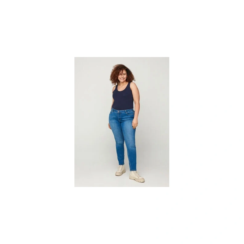 N00010B-1496_ModelFullBody.webp